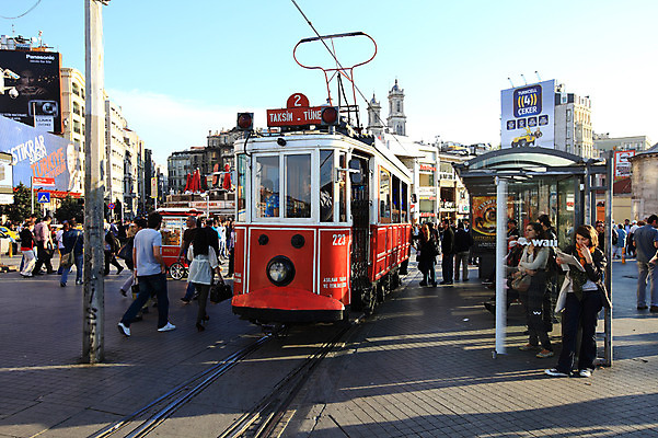 포토 JPG 주간 해외풍경 해외 건축물 도로 육상교통 교통수단 교통 중동 자동차 거리 이스탄불 거리풍경 사람 풍경 여러명 야외 건물 도시풍경 기찻길 차도 도시 보행자 도심 전철 역 전봇대 전차 탁심 철도의날 튀르키예 국내포토 자연요소 공공시설 건축 나라 아시아 길 다수 교통시설 대중교통 파일형식 법정기념일