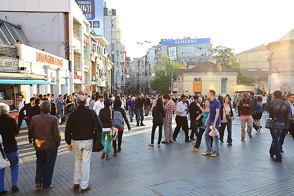 포토 JPG 주간 해외풍경 해외 건축물 중동 거리 이스탄불 거리풍경 사람 풍경 여러명 야외 건물 도시풍경 상점 도시 보행자 도심 광장 탁심 튀르키예 국내포토 자연요소 건축 나라 아시아 다수 파일형식