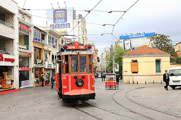 포토 JPG 주간 해외풍경 해외 건축물 도로 육상교통 교통수단 교통 중동 자동차 거리 대중교통 이스탄불 거리풍경 사람 풍경 여러명 야외 건물 도시풍경 상점 기찻길 차도 도시 보행자 전철 전차 노점 탁심 철도의날 튀르키예 국내포토 자연요소 건축 나라 아시아 길 다수 교통시설 파일형식 법정기념일