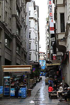 포토 JPG 주간 해외풍경 해외 건축물 길 의자 중동 탁자 거리 이스탄불 거리풍경 사람 풍경 여러명 야외 건물 도시풍경 상점 식당 원근감 도시 골목길 고객 노천카페 탁심 야외식당 튀르키예 국내포토 자연요소 건축 나라 아시아 뷰포인트 가구 다수 카페 파일형식