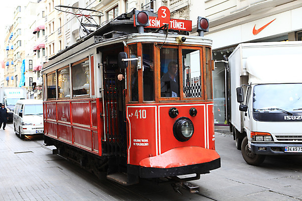 포토 JPG 주간 해외풍경 해외 건축물 도로 육상교통 교통수단 교통 중동 자동차 거리 대중교통 이스탄불 거리풍경 풍경 야외 건물 도시풍경 차도 트럭 도시 도심 전철 전차 탁심 튀르키예 국내포토 자연요소 건축 나라 아시아 길 교통시설 파일형식
