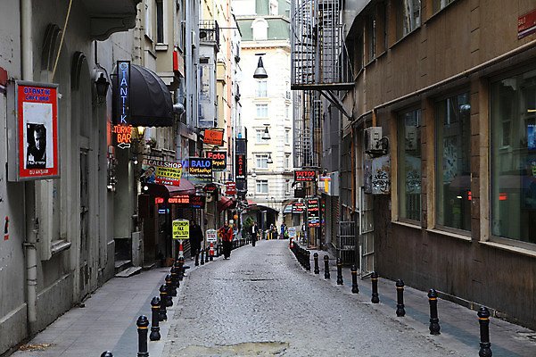 포토 JPG 주간 해외풍경 해외 건축물 도로 길 중동 거리 간판 이스탄불 거리풍경 사람 풍경 여러명 야외 건물 도시풍경 상점 원근감 도시 보행자 골목길 탁심 튀르키예 국내포토 자연요소 건축 나라 아시아 뷰포인트 다수 교통시설 파일형식