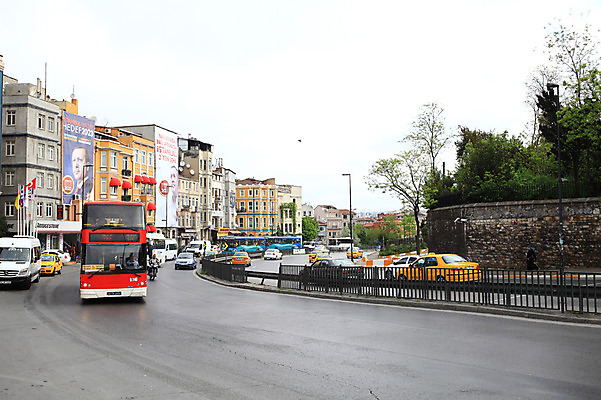 포토 JPG 주간 나무 식물 해외풍경 해외 건축물 도로 교통 중동 자동차 거리 버스 대중교통 이스탄불 거리풍경 풍경 빌딩 야외 건물 울타리 도시풍경 차도 오토바이 도시 도심 택시 탁심 튀르키예 국내포토 자연요소 건축 나라 아시아 길 육상교통 교통수단 교통시설 승용차 담장 바이크 파일형식