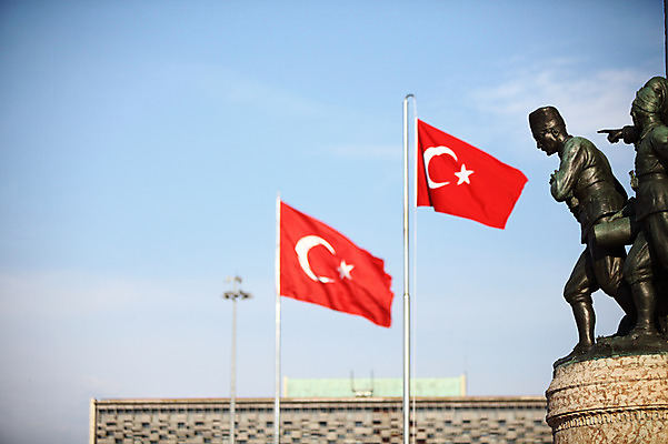 포토 JPG 주간 구름 해외풍경 해외 건축물 조각 중동 하늘 이스탄불 풍경 사람없음 야외 건물 도시풍경 조형물 동상 조각상 맑음 깃발 도시 국기 탁심 터키국기 조각_조소 튀르키예 국내포토 자연요소 건축 나라 아시아 날씨 미술 기념물 조소 파일형식