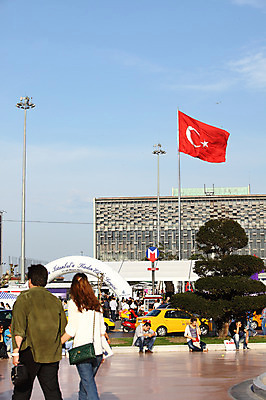 포토 JPG 주간 나무 식물 구름 해외풍경 해외 건축물 중동 자동차 하늘 거리 이스탄불 거리풍경 사람 풍경 빌딩 여러명 야외 건물 도시풍경 맑음 깃발 도시 보행자 도심 국기 탁심 터키국기 튀르키예 국내포토 자연요소 건축 나라 아시아 육상교통 다수 날씨 파일형식