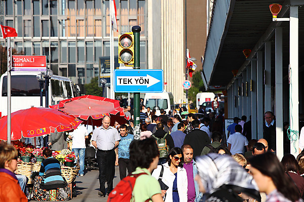 포토 JPG 주간 해외풍경 해외 시설물 건축물 중동 교통시설 거리 이스탄불 거리풍경 사람 풍경 여러명 야외 건물 도시풍경 도시 파라솔 표지판 보행자 횡단보도 신호등 노점 노점상 탁심 튀르키예 국내포토 자연요소 건축 나라 아시아 다수 교통 알림판 상점 보행로 시설 파일형식