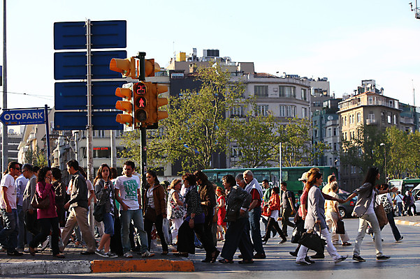 포토 JPG 주간 나무 식물 해외풍경 해외 시설물 건축물 도로 교통 중동 교통시설 자동차 거리 이스탄불 거리풍경 사람 풍경 여러명 야외 건물 도시풍경 차도 도시 표지판 보행자 횡단보도 도심 신호등 탁심 튀르키예 국내포토 자연요소 건축 나라 아시아 길 육상교통 다수 알림판 보행로 시설 파일형식