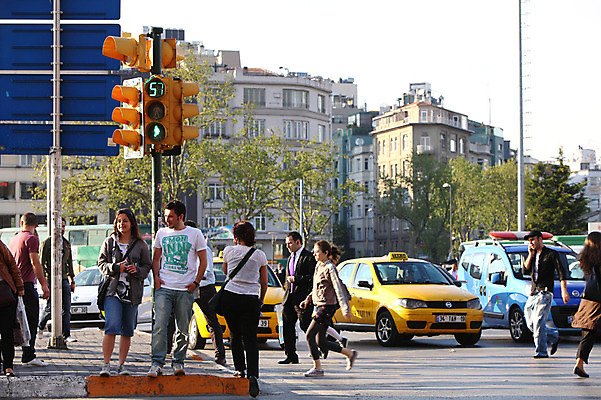 포토 JPG 주간 나무 식물 해외풍경 해외 시설물 건축물 도로 교통 중동 교통시설 자동차 거리 이스탄불 거리풍경 사람 풍경 여러명 야외 건물 도시풍경 차도 도시 표지판 보행자 횡단보도 도심 신호등 택시 탁심 튀르키예 국내포토 자연요소 건축 나라 아시아 길 육상교통 다수 승용차 알림판 보행로 시설 파일형식