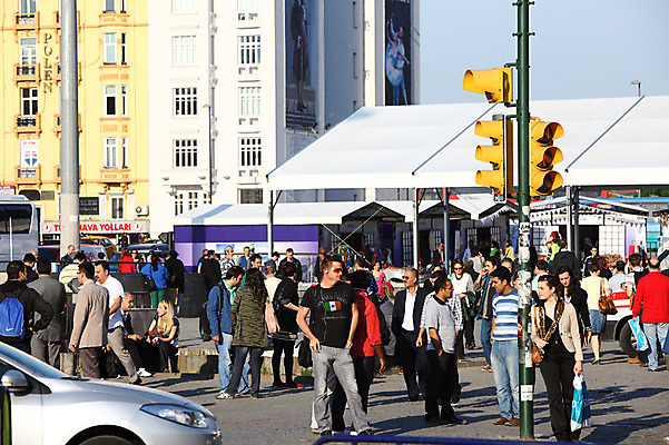 포토 JPG 주간 해외풍경 해외 시설물 건축물 도로 중동 교통시설 자동차 거리 이스탄불 거리풍경 사람 풍경 여러명 야외 건물 도시풍경 도시 보행자 횡단보도 도심 신호등 탁심 튀르키예 국내포토 자연요소 건축 나라 아시아 길 육상교통 다수 교통 보행로 시설 파일형식