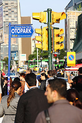 포토 JPG 주간 해외풍경 해외 시설물 건축물 도로 교통 중동 교통시설 자동차 거리 이스탄불 거리풍경 사람 풍경 여러명 야외 건물 아웃포커스 도시풍경 도시 표지판 보행자 횡단보도 도심 신호등 도로표지판 탁심 튀르키예 국내포토 자연요소 건축 나라 아시아 길 육상교통 다수 알림판 촬영기법 보행로 시설 파일형식
