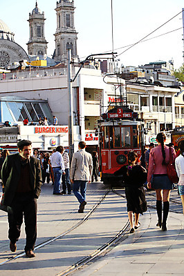포토 JPG 주간 해외풍경 해외 건축물 도로 길 육상교통 교통수단 교통 중동 해외건축 서양건축 자동차 거리 대중교통 이스탄불 거리풍경 풍경 야외 건물 도시풍경 기찻길 차도 기차 도시 보행자 도심 전철 전봇대 전차 탁심 철도의날 튀르키예 국내포토 자연요소 공공시설 건축 나라 아시아 교통시설 파일형식 법정기념일