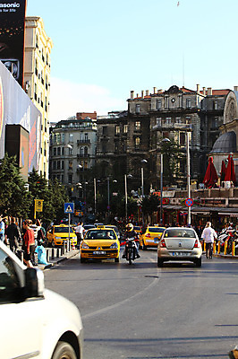 포토 JPG 주간 해외풍경 해외 건축물 도로 교통 가로등 중동 자동차 거리 이스탄불 거리풍경 사람 풍경 여러명 야외 건물 도시풍경 상점 차도 오토바이 도시 보행자 도심 택시 탁심 튀르키예 국내포토 자연요소 공공시설 건축 나라 아시아 길 육상교통 다수 교통시설 승용차 바이크 파일형식