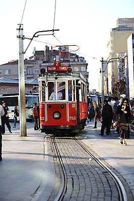 포토 JPG 주간 해외풍경 해외 건축물 도로 길 육상교통 교통수단 교통 중동 해외건축 서양건축 자동차 거리 대중교통 이스탄불 거리풍경 풍경 야외 건물 도시풍경 기찻길 차도 기차 도시 보행자 도심 전철 전봇대 전차 탁심 철도의날 튀르키예 국내포토 자연요소 공공시설 건축 나라 아시아 교통시설 파일형식 법정기념일