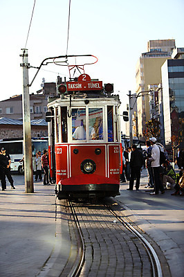 포토 JPG 주간 해외풍경 해외 건축물 도로 길 육상교통 교통수단 교통 중동 해외건축 서양건축 자동차 거리 대중교통 이스탄불 거리풍경 풍경 야외 건물 도시풍경 기찻길 차도 기차 도시 보행자 도심 전철 전봇대 전차 탁심 철도의날 튀르키예 국내포토 자연요소 공공시설 건축 나라 아시아 교통시설 파일형식 법정기념일