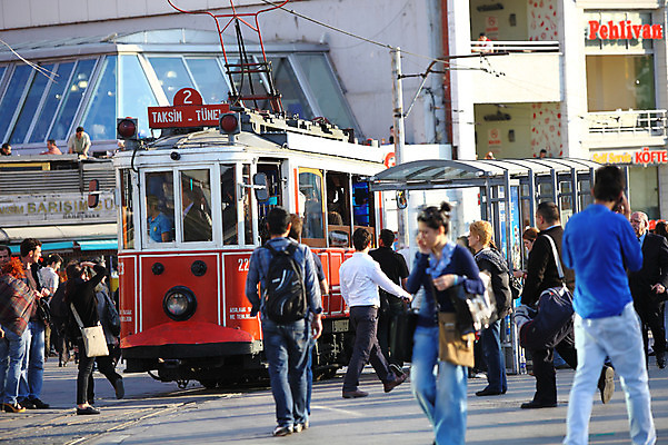 포토 JPG 주간 해외풍경 해외 건축물 도로 길 육상교통 교통수단 교통 중동 해외건축 서양건축 자동차 거리 대중교통 이스탄불 거리풍경 사람 풍경 여러명 야외 건물 도시풍경 기차 도시 보행자 도심 전철 전차 탁심 튀르키예 국내포토 자연요소 건축 나라 아시아 다수 교통시설 파일형식