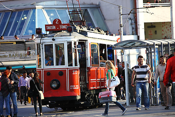 포토 JPG 주간 해외풍경 해외 건축물 도로 길 육상교통 교통수단 교통 중동 해외건축 서양건축 자동차 거리 대중교통 이스탄불 거리풍경 사람 풍경 여러명 야외 건물 도시풍경 기차 도시 보행자 도심 전철 전차 탁심 튀르키예 국내포토 자연요소 건축 나라 아시아 다수 교통시설 파일형식