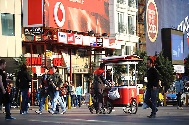 포토 JPG 주간 해외풍경 해외 건축물 도로 길 중동 자동차 거리 간판 이스탄불 거리풍경 사람 풍경 여러명 야외 건물 아웃포커스 도시풍경 상점 도시 보행자 도심 상인 전광판 노점 노점상 탁심 튀르키예 국내포토 자연요소 건축 나라 아시아 육상교통 다수 교통시설 촬영기법 파일형식