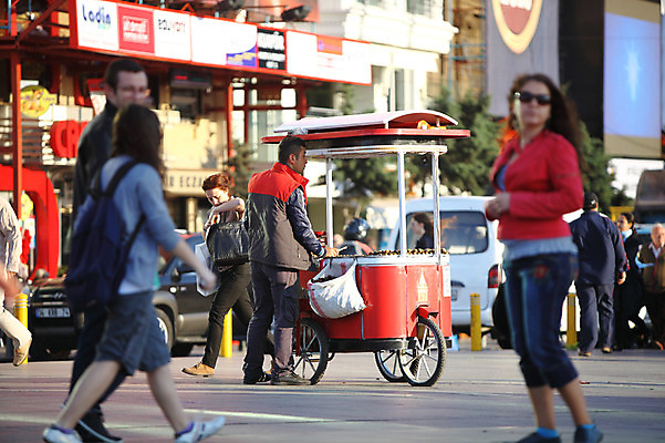 포토 JPG 주간 해외풍경 해외 도로 길 중동 자동차 거리 이스탄불 거리풍경 사람 풍경 여러명 야외 아웃포커스 도시풍경 상점 도시 보행자 도심 상인 노점 노점상 탁심 튀르키예 국내포토 자연요소 나라 아시아 육상교통 다수 교통시설 촬영기법 파일형식