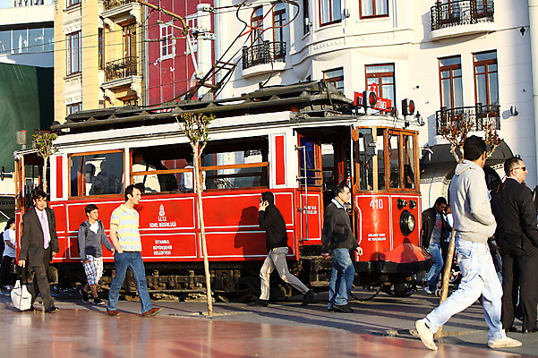 포토 JPG 주간 해외풍경 해외 건축물 도로 길 육상교통 교통수단 교통 중동 해외건축 서양건축 자동차 거리 대중교통 이스탄불 거리풍경 사람 풍경 여러명 야외 건물 도시풍경 기차 도시 보행자 도심 전철 전차 탁심 튀르키예 국내포토 자연요소 건축 나라 아시아 다수 교통시설 파일형식