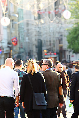 포토 JPG 주간 해외풍경 해외 중동 거리 이스탄불 거리풍경 사람 풍경 여러명 야외 아웃포커스 도시풍경 도시 보행자 도심 탁심 튀르키예 국내포토 자연요소 나라 아시아 다수 촬영기법 파일형식