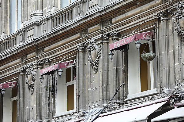 포토 JPG 주간 해외풍경 해외 건축물 건축 고건축 중동 건축양식 창문 해외건축 서양건축 조명 이스탄불 석조 풍경 사람없음 야외 건물 도시풍경 식당 카페 돌_바위 도시 탁심 튀르키예 국내포토 자연요소 나라 아시아 상점 파일형식