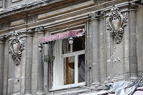 포토 JPG 주간 해외풍경 해외 건축물 건축 고건축 중동 건축양식 창문 해외건축 서양건축 조명 이스탄불 석조 풍경 사람없음 야외 건물 도시풍경 식당 카페 돌_바위 도시 탁심 튀르키예 국내포토 자연요소 나라 아시아 상점 파일형식