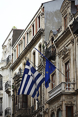 포토 JPG 주간 해외풍경 해외 건축물 건축 고건축 중동 건축양식 해외건축 서양건축 이스탄불 석조 풍경 사람없음 야외 건물 도시풍경 돌_바위 깃발 도시 국기 그리스 탁심 그리스국기 튀르키예 국내포토 자연요소 유럽 나라 아시아 파일형식