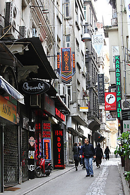 포토 JPG 주간 해외풍경 해외 건축물 중동 거리 간판 이스탄불 거리풍경 사람 풍경 여러명 야외 건물 도시풍경 상점 원근감 도시 보행자 도심 골목길 탁심 튀르키예 국내포토 자연요소 건축 나라 아시아 길 뷰포인트 다수 파일형식