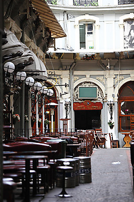 포토 JPG 주간 해외풍경 해외 건축물 의자 중동 탁자 조명 이스탄불 풍경 사람없음 야외 건물 도시풍경 상점 식당 카페 원근감 도시 노천카페 탁심 야외식당 튀르키예 국내포토 자연요소 건축 나라 아시아 뷰포인트 가구 파일형식