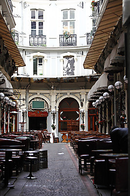 포토 JPG 주간 해외풍경 해외 건축물 의자 중동 탁자 조명 이스탄불 풍경 사람없음 야외 건물 도시풍경 상점 식당 카페 원근감 도시 노천카페 탁심 야외식당 튀르키예 국내포토 자연요소 건축 나라 아시아 뷰포인트 가구 파일형식