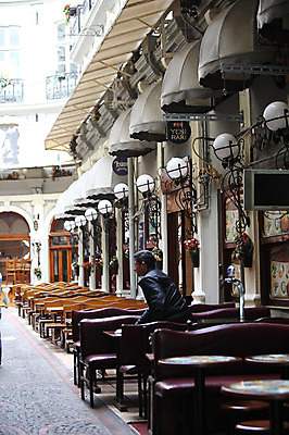 포토 JPG 주간 해외풍경 해외 건축물 의자 중동 탁자 조명 이스탄불 한명 사람 풍경 야외 건물 도시풍경 상점 식당 카페 원근감 도시 고객 노천카페 탁심 야외식당 튀르키예 국내포토 자연요소 1 건축 나라 아시아 뷰포인트 가구 파일형식