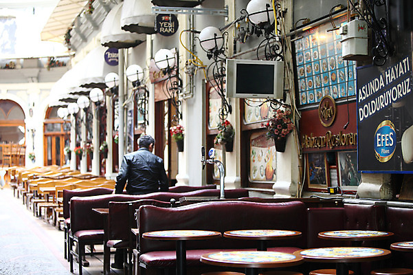 포토 JPG 주간 해외풍경 해외 건축물 의자 중동 탁자 조명 이스탄불 한명 사람 풍경 야외 건물 도시풍경 상점 식당 카페 원근감 도시 고객 노천카페 탁심 야외식당 튀르키예 국내포토 자연요소 1 건축 나라 아시아 뷰포인트 가구 파일형식