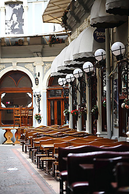 포토 JPG 주간 해외풍경 해외 건축물 의자 중동 탁자 조명 이스탄불 풍경 사람없음 야외 건물 도시풍경 상점 식당 카페 원근감 도시 노천카페 탁심 야외식당 튀르키예 국내포토 자연요소 건축 나라 아시아 뷰포인트 가구 파일형식