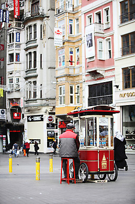 포토 JPG 주간 해외풍경 해외 건축물 중동 거리 이스탄불 거리풍경 사람 풍경 여러명 야외 건물 도시풍경 상점 도시 보행자 도심 상인 노점 노점상 탁심 튀르키예 국내포토 자연요소 건축 나라 아시아 다수 파일형식