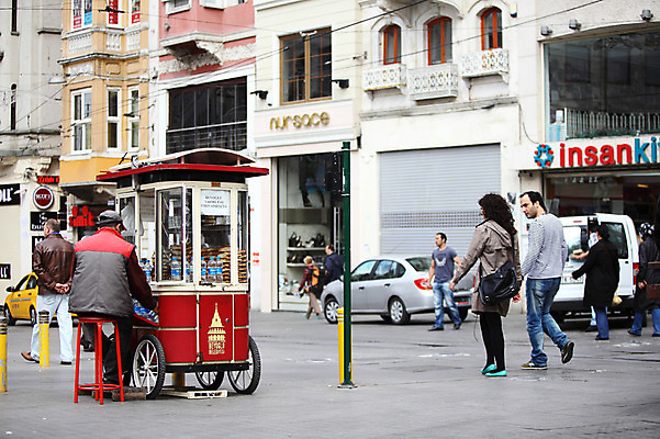 포토 JPG 주간 해외풍경 해외 건축물 중동 자동차 거리 이스탄불 거리풍경 사람 풍경 여러명 야외 건물 도시풍경 상점 도시 보행자 도심 상인 노점 노점상 탁심 튀르키예 국내포토 자연요소 건축 나라 아시아 육상교통 다수 파일형식