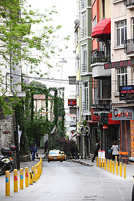 포토 JPG 주간 나무 식물 해외풍경 해외 건축물 도로 길 중동 자동차 거리 이스탄불 거리풍경 사람 풍경 여러명 야외 건물 도시풍경 상점 원근감 차도 도시 보행자 택시 탁심 튀르키예 국내포토 자연요소 건축 나라 아시아 육상교통 뷰포인트 다수 교통시설 승용차 파일형식