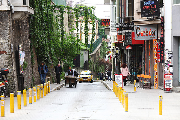 포토 JPG 주간 나무 식물 해외풍경 해외 건축물 도로 길 중동 자동차 거리 이스탄불 거리풍경 사람 풍경 여러명 야외 건물 도시풍경 상점 수레 원근감 차도 도시 보행자 택시 탁심 튀르키예 국내포토 자연요소 건축 나라 아시아 육상교통 뷰포인트 다수 교통시설 승용차 카트 파일형식