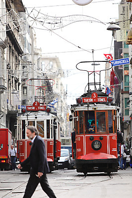 포토 JPG 주간 해외풍경 해외 건축물 도로 육상교통 교통수단 교통 중동 해외건축 서양건축 자동차 거리 대중교통 이스탄불 거리풍경 풍경 야외 건물 도시풍경 기찻길 차도 기차 도시 보행자 도심 전철 전차 탁심 철도의날 튀르키예 국내포토 자연요소 건축 나라 아시아 길 교통시설 파일형식 법정기념일