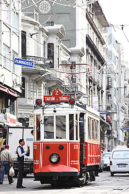 포토 JPG 주간 해외풍경 해외 건축물 도로 육상교통 교통수단 교통 중동 해외건축 서양건축 자동차 거리 대중교통 이스탄불 거리풍경 풍경 야외 건물 도시풍경 기찻길 차도 기차 도시 보행자 도심 전철 전차 탁심 철도의날 튀르키예 국내포토 자연요소 건축 나라 아시아 길 교통시설 파일형식 법정기념일