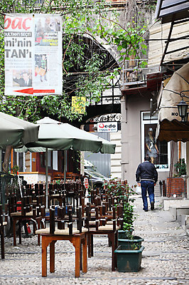 포토 JPG 주간 나무 식물 해외풍경 해외 건축물 화분 의자 중동 탁자 거리 이스탄불 거리풍경 한명 사람 풍경 야외 건물 도시풍경 상점 식당 카페 도시 파라솔 보행자 천막 노천카페 탁심 야외식당 튀르키예 국내포토 자연요소 1 건축 나라 아시아 가구 파일형식