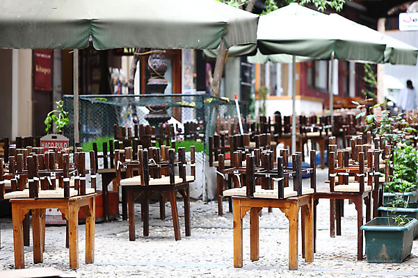 포토 JPG 주간 나무 식물 해외풍경 해외 건축물 화분 의자 중동 탁자 거리 이스탄불 거리풍경 풍경 사람없음 야외 건물 아웃포커스 도시풍경 상점 식당 카페 도시 파라솔 천막 노천카페 탁심 야외식당 튀르키예 국내포토 자연요소 건축 나라 아시아 가구 촬영기법 파일형식