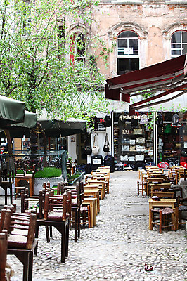 포토 JPG 주간 나무 식물 해외풍경 해외 건축물 의자 중동 탁자 거리 이스탄불 거리풍경 풍경 사람없음 야외 건물 도시풍경 상점 식당 카페 도시 노천카페 탁심 야외식당 튀르키예 국내포토 자연요소 건축 나라 아시아 가구 파일형식