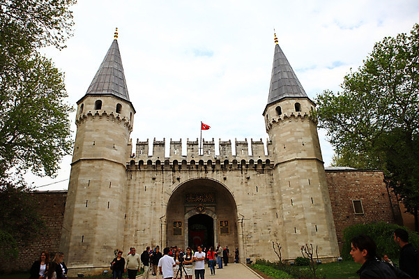 포토 JPG 주간 나무 식물 구름 해외풍경 해외 건축물 건축 외국문화 여행 고건축 유적 중동 해외건축 서양건축 유적지 하늘 이스탄불 석조 사람 풍경 여러명 야외 건물 관광지 여행객 문 탑 궁전 문화재 돌_바위 깃발 성 터키문화 토프카프궁전 튀르키예 국내포토 자연요소 동양문화 전통 나라 아시아 문화 다수 파일형식