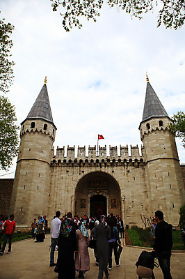 포토 JPG 주간 나무 식물 구름 해외풍경 해외 건축물 건축 외국문화 여행 고건축 유적 중동 해외건축 서양건축 유적지 하늘 이스탄불 석조 사람 풍경 여러명 야외 건물 관광지 여행객 문 탑 궁전 문화재 돌_바위 깃발 성 터키문화 토프카프궁전 튀르키예 국내포토 자연요소 동양문화 전통 나라 아시아 문화 다수 파일형식