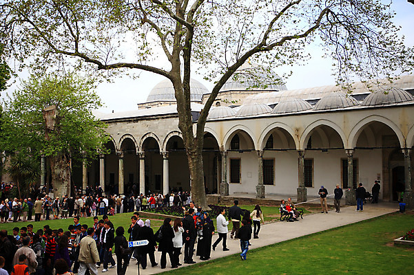 포토 JPG 주간 나무 식물 해외풍경 해외 건축물 건축 외국문화 여행 고건축 유적 중동 건축양식 해외건축 서양건축 유적지 이스탄불 사람 풍경 잔디 여러명 야외 건물 관광지 정원 궁전 문화재 아치 터키문화 토프카프궁전 튀르키예 국내포토 자연요소 동양문화 전통 나라 아시아 문화 다수 파일형식