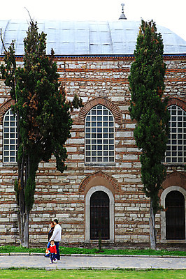 포토 JPG 주간 나무 식물 해외풍경 해외 건축물 건축 외국문화 고건축 유적 중동 건축양식 창문 해외건축 서양건축 유적지 이스탄불 사람 풍경 야외 건물 세명 관광지 정원 궁전 문화재 터키문화 토프카프궁전 튀르키예 국내포토 자연요소 동양문화 전통 나라 아시아 문화 여행 파일형식
