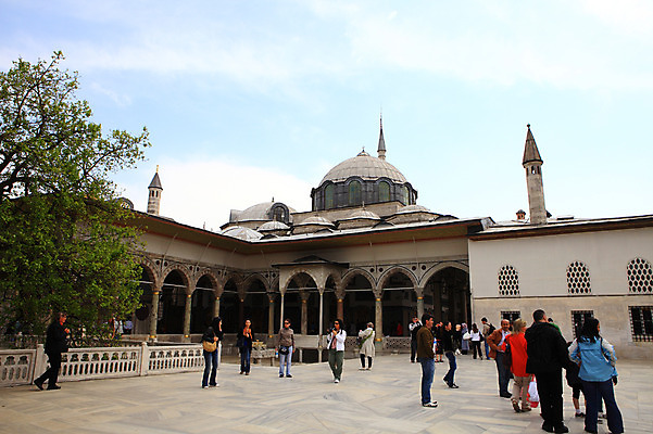 포토 JPG 주간 나무 식물 구름 해외풍경 해외 건축물 건축 외국문화 여행 고건축 유적 중동 건축양식 해외건축 서양건축 유적지 하늘 이스탄불 사람 풍경 여러명 야외 건물 관광지 여행객 궁전 문화재 아치 터키문화 토프카프궁전 튀르키예 국내포토 자연요소 동양문화 전통 나라 아시아 문화 다수 파일형식