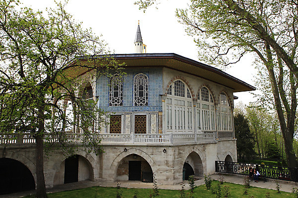 포토 JPG 주간 나무 식물 해외풍경 해외 건축물 건축 외국문화 고건축 벤치 의자 유적 중동 건축양식 해외건축 서양건축 유적지 이스탄불 사람 풍경 초원 야외 두명 건물 관광지 탑 정원 궁전 문화재 아치 터키문화 토프카프궁전 튀르키예 국내포토 자연요소 동양문화 전통 나라 아시아 문화 여행 가구 파일형식