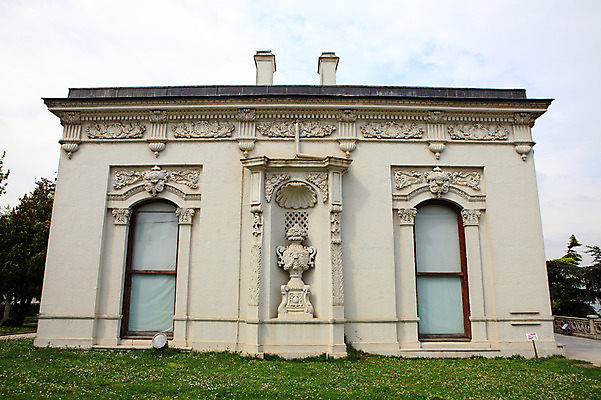 포토 JPG 주간 구름 해외풍경 해외 건축물 외국문화 고건축 유적 중동 건축양식 창문 해외건축 서양건축 유적지 하늘 이스탄불 풍경 잔디 사람없음 야외 건물 관광지 문 정원 궁전 문화재 터키문화 토프카프궁전 튀르키예 국내포토 자연요소 식물 동양문화 전통 건축 나라 아시아 문화 여행 파일형식