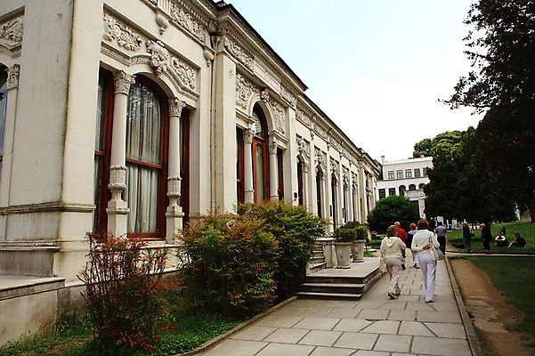 포토 JPG 주간 나무 식물 해외풍경 해외 건축물 건축 외국문화 여행 고건축 유적 중동 건축양식 해외건축 서양건축 유적지 이스탄불 사람 풍경 잔디 여러명 야외 건물 관광지 여행객 계단 정원 궁전 원근감 문화재 아치 터키문화 토프카프궁전 튀르키예 국내포토 자연요소 동양문화 전통 나라 아시아 문화 뷰포인트 다수 파일형식